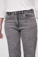 Pantalón de jean celeste de corte recto y tiro alto.