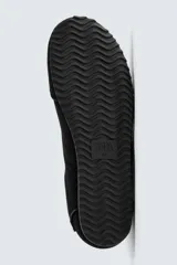 Zapatilla de cordones color beige, con capellada de cuero serraje, horma redonda y suela ultrafina.