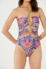 Traje de baño enterizo con estampado floral multicolor, escote strapless con abertura y tiras finas verdes cruzadas.