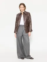 Pantalón sastrero gris con lurex, taba y bota ancha. Acceso por cierre, broche niquel personalizado y botón interno. Bolsillos traseros falsos y cintura con presillas.