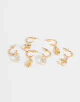 Set de tres pares de aros dorados tipo argolla con dijes colgantes de frutas: cerezas con strass y perlas, peras caladas y frutillas con perlas. Cierre de mosquetón.