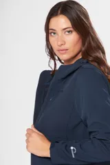 Campera azul marino de neopreno con capucha y forro interior de micropolar. Tiene bolsillos delanteros y en el pecho con cierre metálico personalizado.