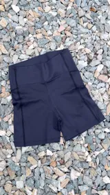 Calza tipo biker de cintura ancha, diseñada para entrenamiento, con un ajuste cómodo y material ligero.