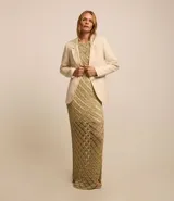 Vestido midi sin mangas color beige, tejido al crochet con patrón geométrico calado.