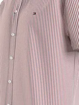 Camisa de manga corta Tommy Hilfiger de algodón a rayas verticales rojas y blancas, con cuello abotonado y logo bordado en el pecho.