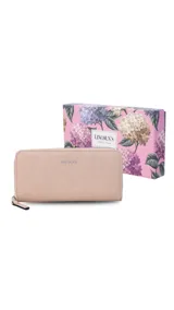 Billetera larga color beige con textura de cuero sintético, cierre alrededor y un bolsillo trasero con cierre. Incluye una correa de muñeca. El logo "LINCOLN'S" está grabado en la parte frontal.