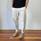 Pantalón jean celeste de corte amplio y tiro alto.