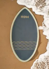 Skimboard azul marino con diseño de olas doradas y logo de la marca Right Of Way. Fabricado en madera con grip de goma EVA.
