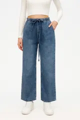 Pantalón de jean azul de corte ancho, con cintura elástica ajustable con cordón.