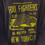 Buzo negro de algodón con estampa amarilla de la banda Foo Fighters.