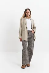 Blazer color beige estilo lino, de corte recto y largo a la cadera.