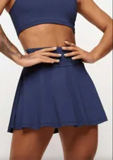 Pollera short deportiva negra con short interno y bolsillos laterales.