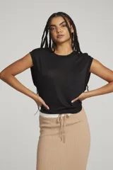 Camiseta sin mangas color gris con bolsillo frontal y diseño relajado, ideal para climas cálidos.