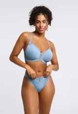 Panty corte cheekini color celeste, de lycra y encaje.