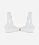 Top de bikini blanco con textura acanalada, corte tipo remera, breteles anchos fijos y copas removibles.