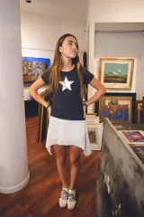 Remera negra de algodón con aplique de estrella plateada.