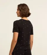 Blusa de pijama de viscosa color negro con lunares blancos y rojos, cuello redondo y mangas cortas.