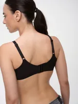 Soutien negro con breteles regulables.