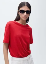 Remera negra de lino con cuello redondo y mangas cortas.