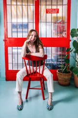 Sandalias tipo cangrejeras plateadas y celestes, con rejilla en la punta y tira al tobillo. Fabricadas en España.