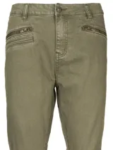 Pantalón de jean negro de tiro medio, corte skinny, con bolsillos delanteros con cierre y ruedo desflecado.