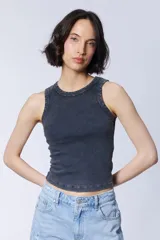 Musculosa gris de tejido rib con efecto lavado.