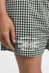 Short de pijama con estampado a cuadros blanco y negro, con cintura elástica.