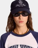 Gorro azul marino de algodón con logo bordado en blanco de Sporty & Rich en el frente.