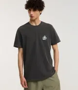 Remera masculina de algodón color gris oscuro, modelo comfort, con cuello redondo y mangas cortas. Estampa frontal con palmeras y lettering "El Cuco" en blanco.