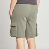 Short deportivo verde oliva con múltiples bolsillos y corte a la rodilla.