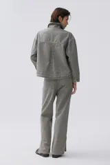 Campera de denim a rayas, con ojales a contratono y corte oversize.