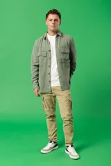 Pantalón cargo color beige, de corte recto y tiro medio, con bolsillos laterales con solapa y bolsillos traseros.