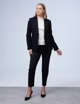 Blazer de gabardina elastizada color negro, con cuello de solapa y abertura central con botón.