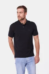 Remera polo color bordó de piqué liso, con cuello en rib y botones personalizados.