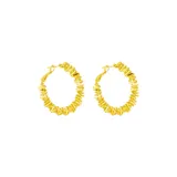 Aros argolla dorados con diseño texturizado.