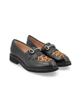 Mocasines de cuero negro con estampado animal en la parte delantera, detalle de flecos y hebilla metálica.
