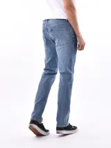 Pantalón de jean de corte recto, color azul claro.