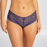 Culote de encaje calado en color azul, con diseño decorativo y ajuste cómodo.