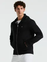 Buzo con capucha Original Penguin, color negro, confeccionado en tejido de felpa (85% algodón y 15% poliéster). Presenta cierre completo, bolsillos frontales, capucha con cordón y logo de Pete bordado en el pecho.