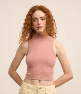 Blusa cropped sin mangas color rosa, de tejido de punto acanalado y cuello alto.