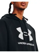 Buzo Under Armour con capucha, color celeste, con logo estampado en blanco en el pecho y bolsillo tipo canguro.