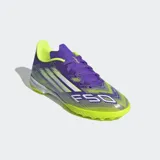 Championes de fútbol Adidas F50 League, color violeta con detalles en amarillo y blanco.