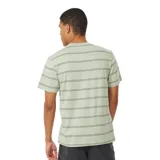 Remera verde con rayas horizontales negras, de corte clásico y manga corta.