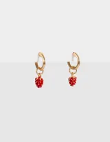 Aros tipo argolla dorados con dije colgante de frutilla roja.