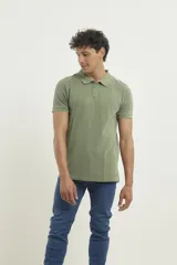 Remera polo verde con cuello clásico y tapeta de dos botones.