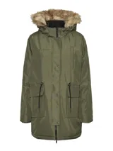 Parka color verde militar con capucha con borde de piel sintética color marrón claro. Tiene cierre frontal con cremallera y botones a presión, ajuste en la cintura con cordón y bolsillos delanteros con solapa.