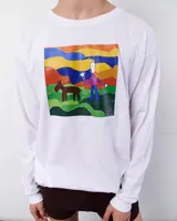 Remera blanca de manga larga, confeccionada en algodón. Presenta un estampado rectangular con una ilustración de un hombre con su caballo en un paisaje montañoso.