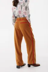 Pantalón sastrero azul con corte cropped y raya lateral color camel.