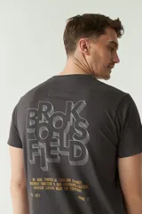 Remera blanca de algodón con cuello redondo, mangas cortas y estampado en el pecho con la leyenda 'BROOKS FIELD' en azul. Corte regular.
