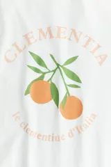 Remera blanca de corte recto con cuello redondo y mangas cortas. Estampado frontal con la palabra "Clementia" en color durazno, dos clementinas y la frase "le clementine d'Italia".